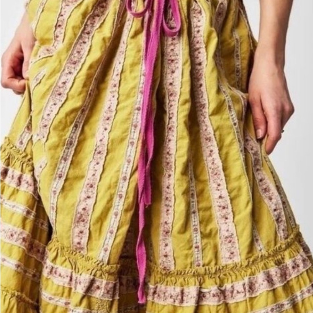 NWTS Magnolia Pearl
Rose Ribbon
Vara Skirt in Yellow Plum One Size Fits All